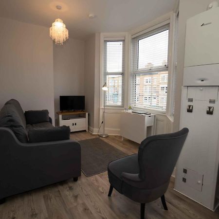 Pass The Keys Newly Renovated 2 Bedroom Apartment And Free Parking Скарборо Экстерьер фото