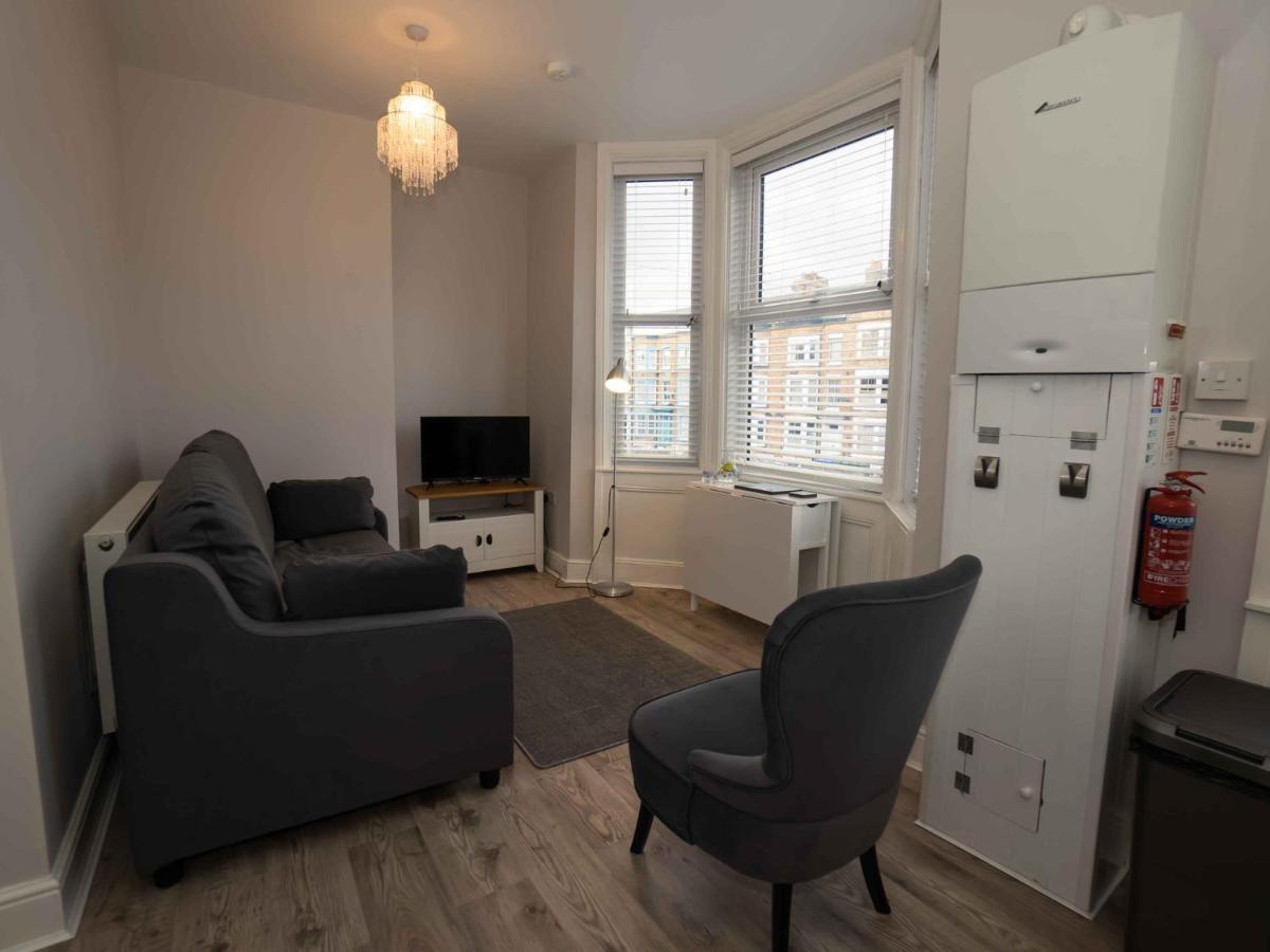 Pass The Keys Newly Renovated 2 Bedroom Apartment And Free Parking Скарборо Экстерьер фото